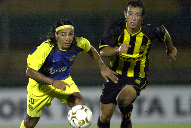 Joe Bizera en acción, también en el Estadio, en el último partido de Peñarol ante aztecas por la Copa, esta vez frente al América. 