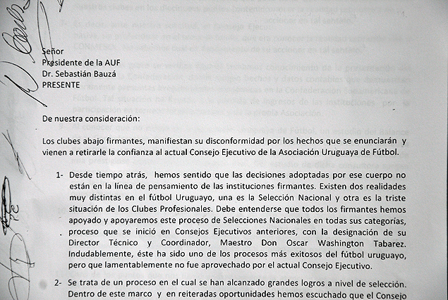 Facsímil de la carta que lleva la firma de 17 clubes anunciando el retiro de confianza al Consejo Ejecutivo de la AUF. 