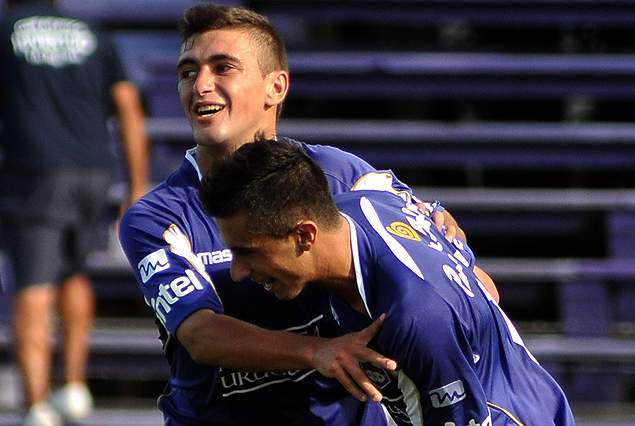 Leonardo Pais y Giorgian De Arrascaeta, festejan los goleadores violetas.