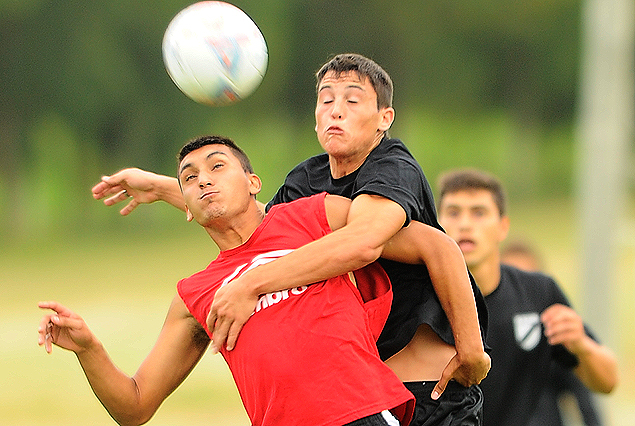 Federico Ricca gana en las alturas en la práctica de fútbol del miércoles en el complejo de la 101. 