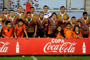 Los jugadores de Sud América posando con al camiseta del centenario.