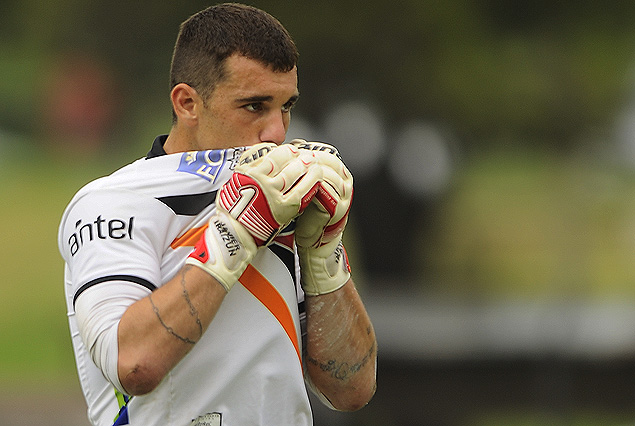 Javier Irazún se transformó en gran figura del partido: atajó pelotas decisivas como el penal.