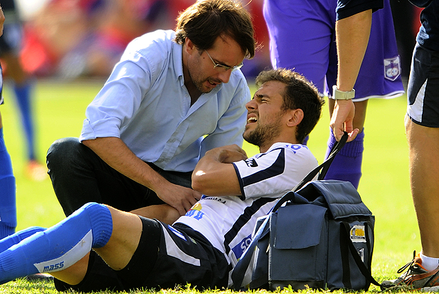 Matías Porcari, muy dolorido se toma el hombro lesionado. Fue trasladado a la Médica Uruguaya.