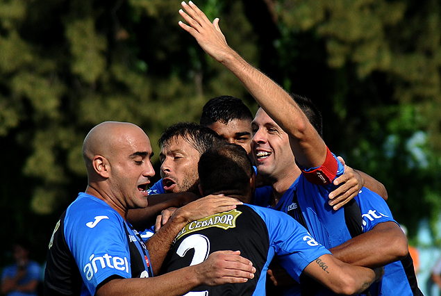 Paulo Pezzolano abrazado por sus compañeros en el primer gol de Liverpool.