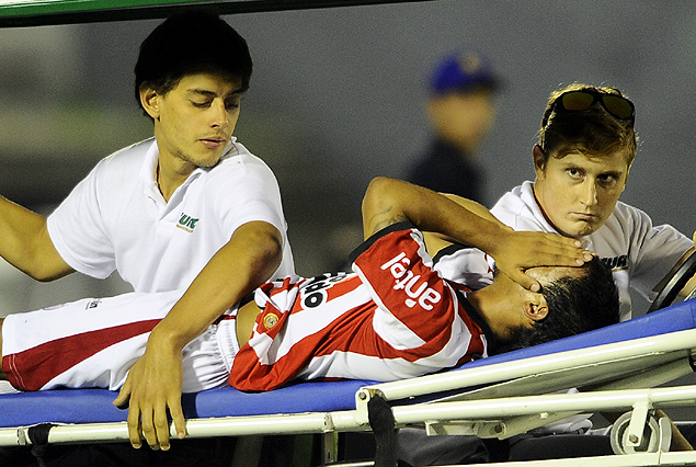 Jonathan Ramírez, visiblemente dolorido, es retirado en camilla del campo de juego. "Rayo", golpe en zona lumbar fue trasladado en ambulancia a un nosocomio particular.