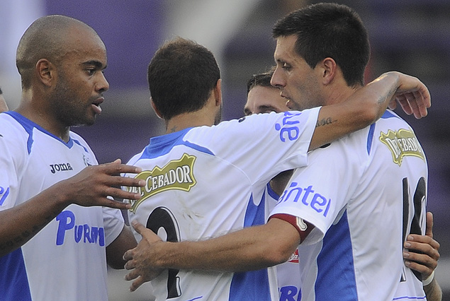 Todos los abrazos de Liverpool a Paulo Pezzolano en el golazo del 3:1 a Defensor Sporting en el Estadio Luis Franzini.