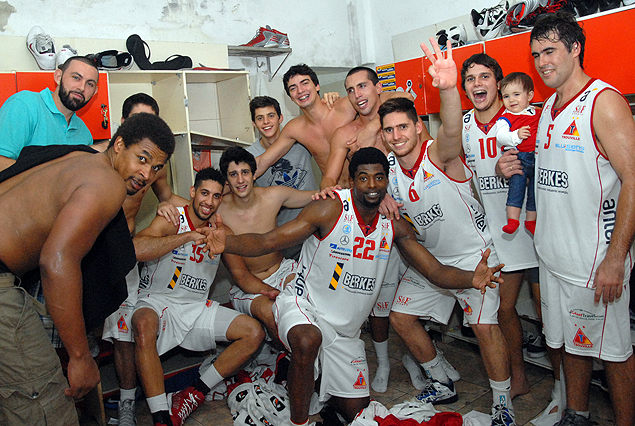 Trouville de festejo en el clásico de Pocitos, ya esta en cuartos de final.