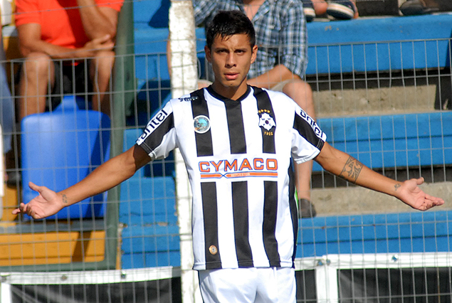 Mauricio Gómez de brazos abiertos para celebrar la apertura del tanteador para Wanderers