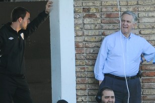 Raúl Aguerrebere, en su lugar preferido, parado sobre la entrada al palco "Mateo Giri" del Parque Viera.