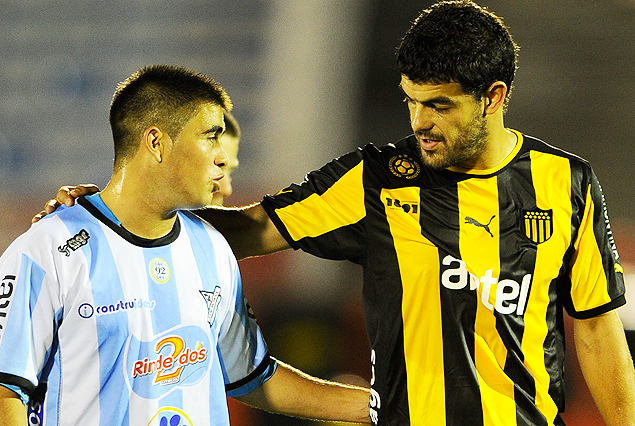 "El penal es indiscutible", afirmó Luis Aguiar que intercambió camisetas con el juvenil Christian Cossu.