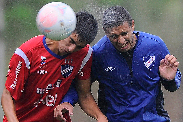 Diego Arismendi va con todo a la pelota, durante el entrenamiento de fútbol ante Cuarta División. Anotó un gol. 
