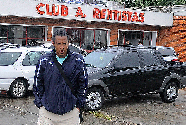 Cafú Barboza llegando a la sede, donde Rentistas trabajó en gimnasio. Cuatro cambios para el partido ante Peñarol. 