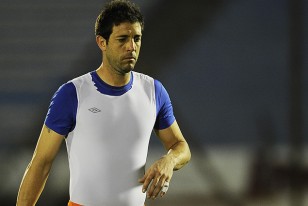 Jorge Bava, camina rumbo al vestuario tras ser expulsado en el minuto 80.