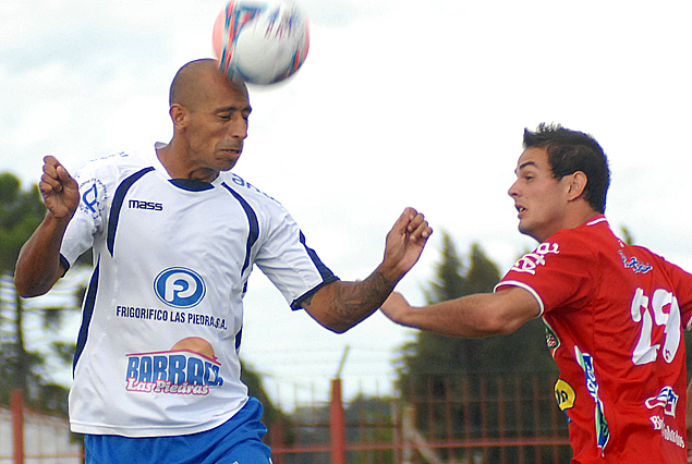 Brian De Barros cabecea ante el asedio de Octavio Rivero.