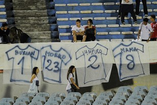 “Bien en alto los colores”, con las camisetas dibujadas de los cinco futbolistas tricolores procesados por la Justicia.