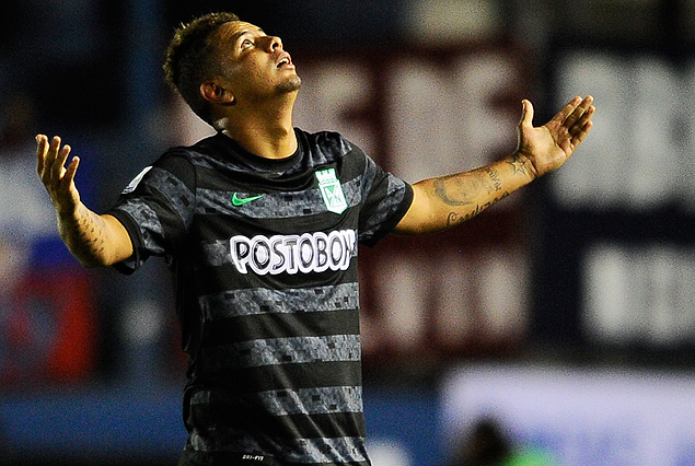 Edwin Cardona en el festejo del gol de contragolpe con los brazos abiertos y mirando al cielo de alegría. 