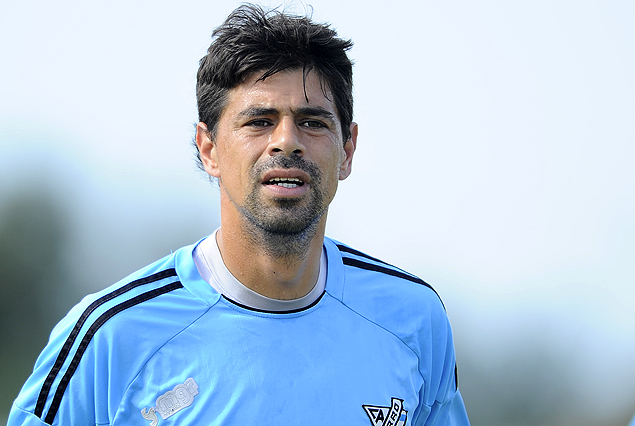 Carlos Grossmüller en el mediocampo de Cerro frente a Peñarol.