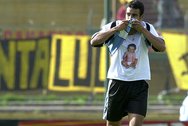 Fernando Cañarte y un festejo inolvidable. Marcó el gol y lo festeja. Ultimo triunfo de Cerro ante Peñarol en el Estadio. Se había dado por el Clausura del 2013, el 26 de octubre de ese año.