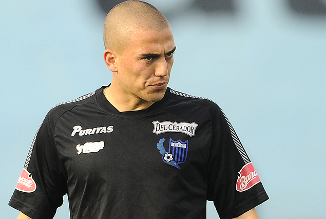 Christian Almeida en carrera a la zaga de Liverpool. 