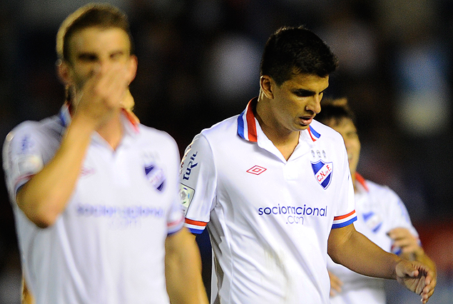 ván Alonso y Jorge Curbelo en la desilusión de los tricolores por la derrota con Atlético Nacional de Medellin en el Parque Central.