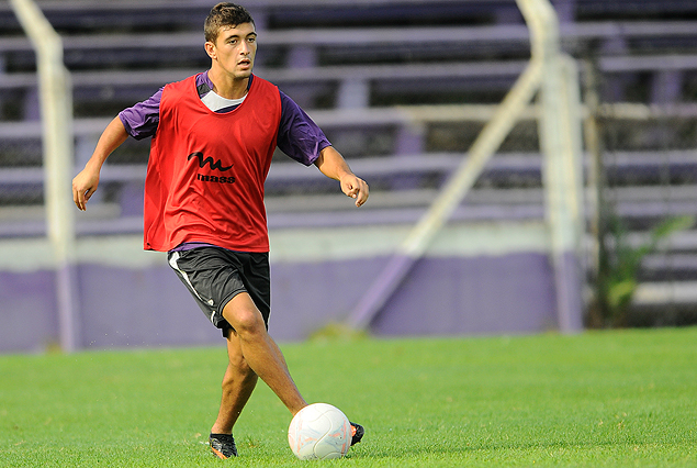 Giorgian De Arrascaeta con la pelota al píe en el Franzini.