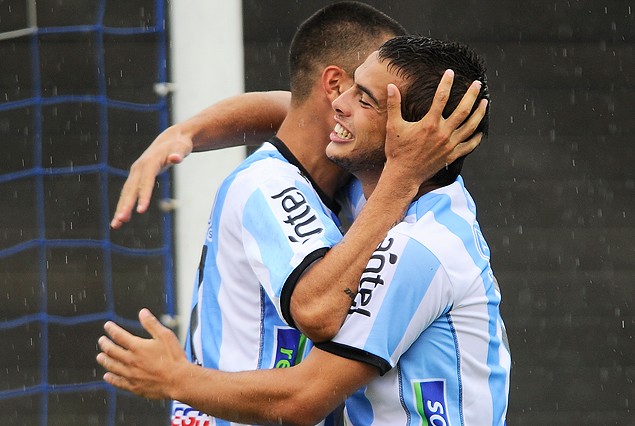 Juan Delgado se llevó los aplausos y abrazos de Cerro en el gol que abrió la gran victoria. 