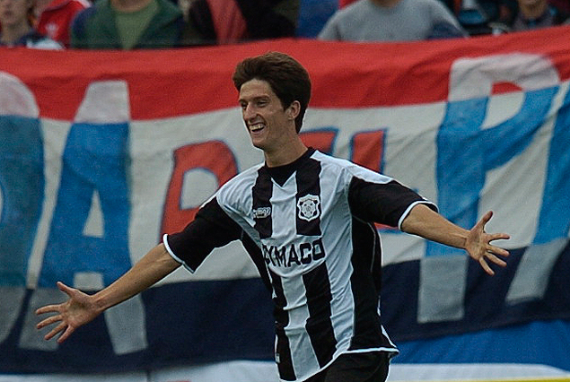 Alvaro Fernández, marcando para los bohemios en la última victoria de Wanderers ante Nacional por el Clausura en el escenario del Prado. Fue 2 a 1, el 31 de marzo del 2007.