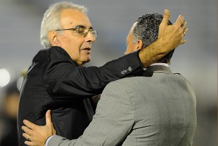 Jorge Fossati y Gustavo Alfaro, en el abrazo previo al comienzo del partido.