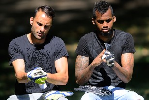 Damián Frascarelli y Luis Mejía se colocan los guantes. De los mejores arqueros del torneo.