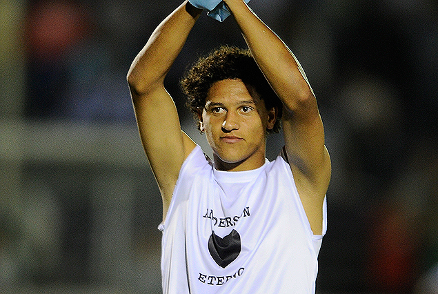 Felipe Gedoz y la remera con el dibujo de un corazón y la leyenda "Anderson eterno".