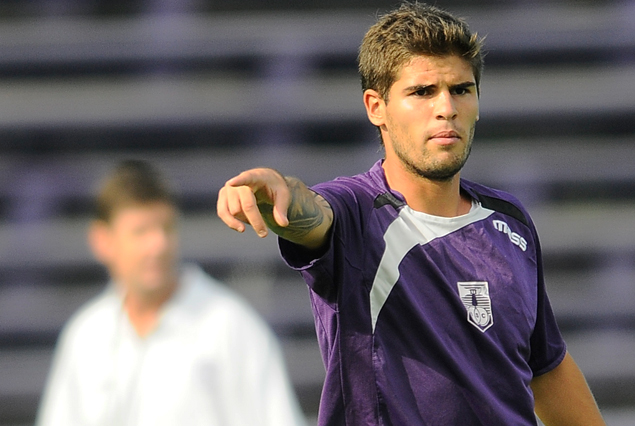 Federico Gino en primer plano es seguido en el fondo por el entrenador Fernando Curutchet.