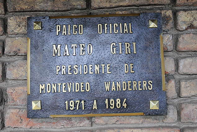 La plaqueta en homenaje a mateo Giri. El Palco del Parque Viera lleva su nombre. 