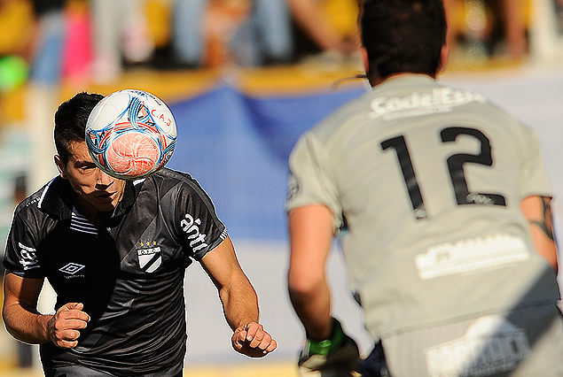 "Nacho" Gonz?lez en el gran ataque de Danubio que defini? con gol sober la salida del arquero. 