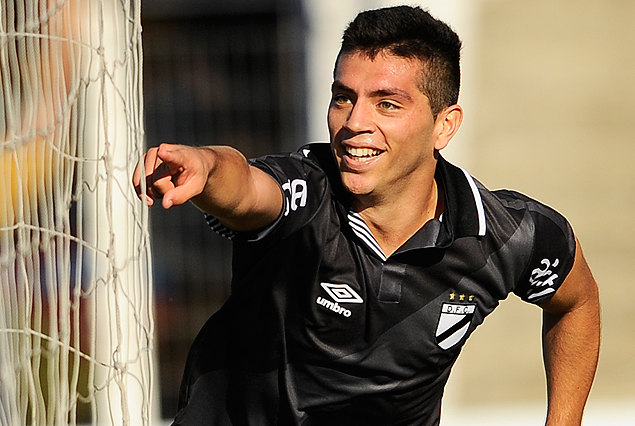 El festejo de "Nacho" Gonz?lez en el segundo gol de Danubio que defini? de cabeza y apunt? a la victoria.
