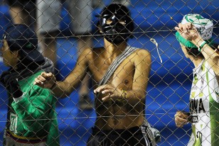 Un hincha colombiano enmascarado en la tribuna Scarone.
