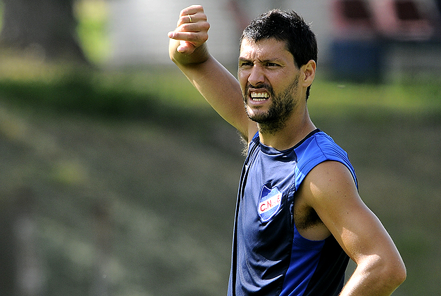 Ignacio Gonz?lez convirti? el gol de cabeza en el amistoso con Boston River y el martes ser? titular en Medell?n.