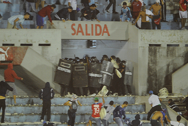 Imagen de la batalla campal que se desató en la tribuna Colombes al término del partido.