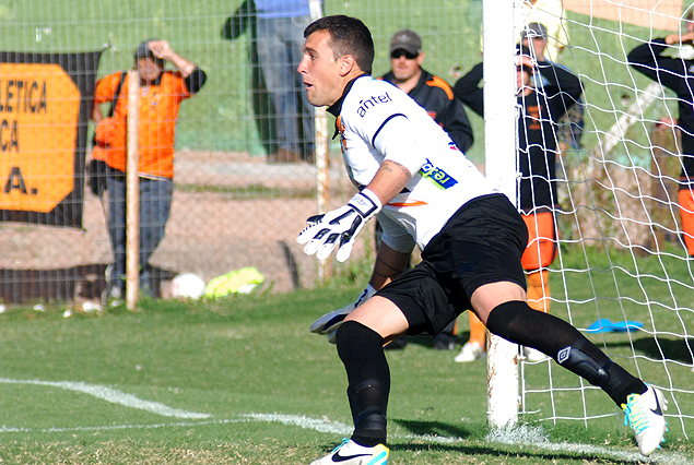 Javier Irazún, de Sud América, el arquero ataja penales del Clausura. Lleva dos.