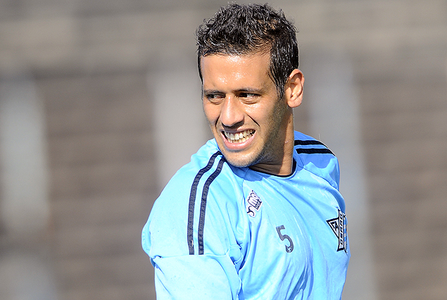 Javier Méndez estará en los once del albiceleste ante Defensor Sporting.