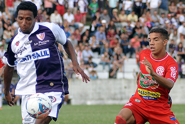 Juan Alvez en el cruce a David Terans en Capurro.