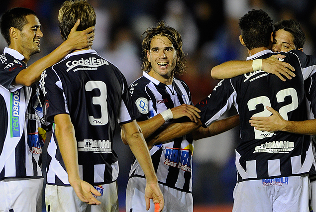 El festejo final de los jugadores de Juventud. Darío Flores, Renzo Pozzi y Christian Latorre en el abrazo del triunfo.