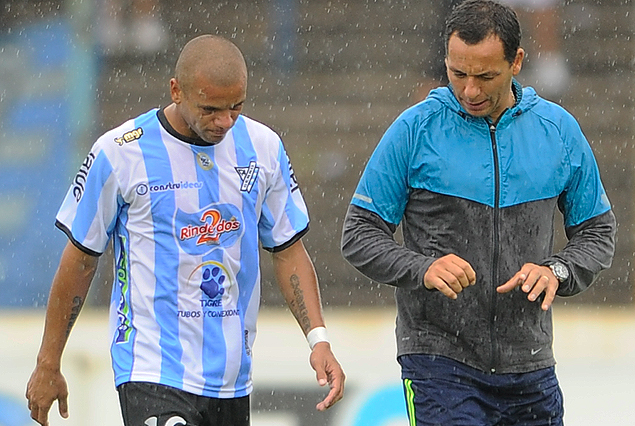 Daniel Leites salió sentido en el segundo tiempo. 
