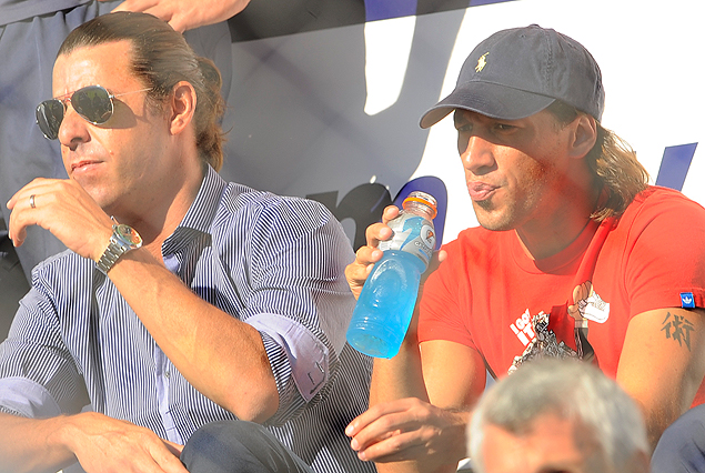 Alejandro Lembo y Richard Porta, uno al lado del otro en la tribuna junto a los hinchas tricolores.
