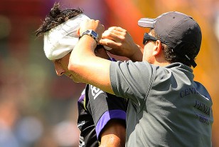 Martín Ligüera terminó el partido con vendaje en la cabeza.