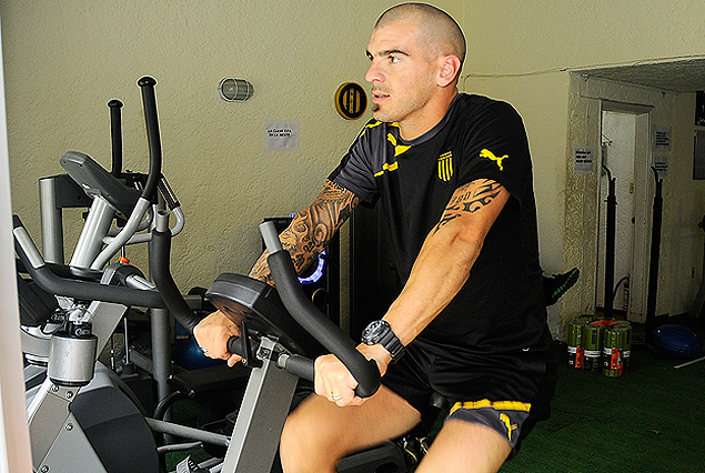 Damián Macaluso a todo pedal en bicicleta. El lunes retoma los trabajos en cancha.