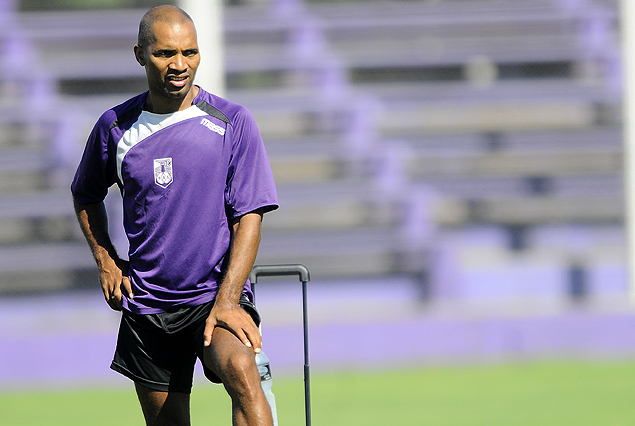 Mario Regueiro en sanidad por una molestia muscular.