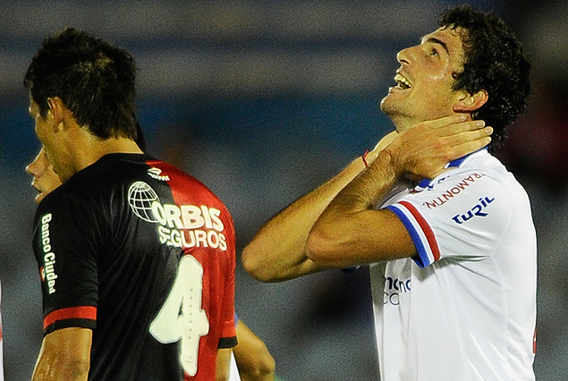 Juan Cruz Mascia, mira al cielo en el festejo de su golazo, primero de Nacional.