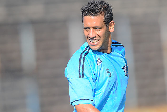 Javier M?ndez se trepa al mediocampo de Cerro. 