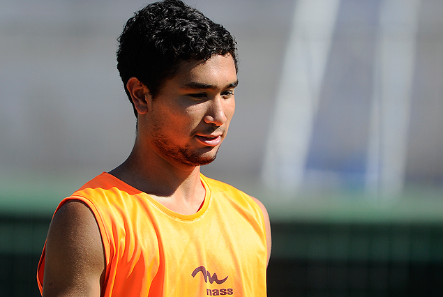 Maximiliano Moreira en el lateral izquierdo frente a Racing.