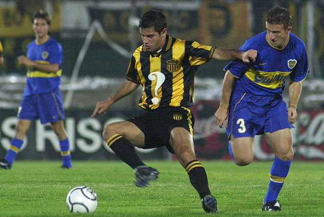 Una foto con historia: Antonio Pacheco maniobra ante la marca de Rodolfo Arruabarrena. 